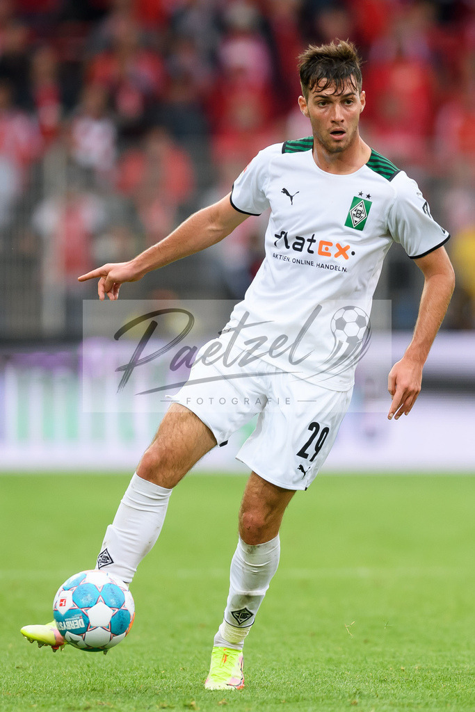FCUBMG20210829_053 | Fussball, Herren: Joe Scally (Borussia Moenchengladbach) in Aktion, am Ball, Einzelaktion beim Spiel der 1. Bundesliga zwischen 1. FC Union Berlin und Borussia Moenchengladbach im Stadion An der Alten Foersterei am 29.08.2021 in Berlin, Deutschland. - Realisiert mit Pictrs.com