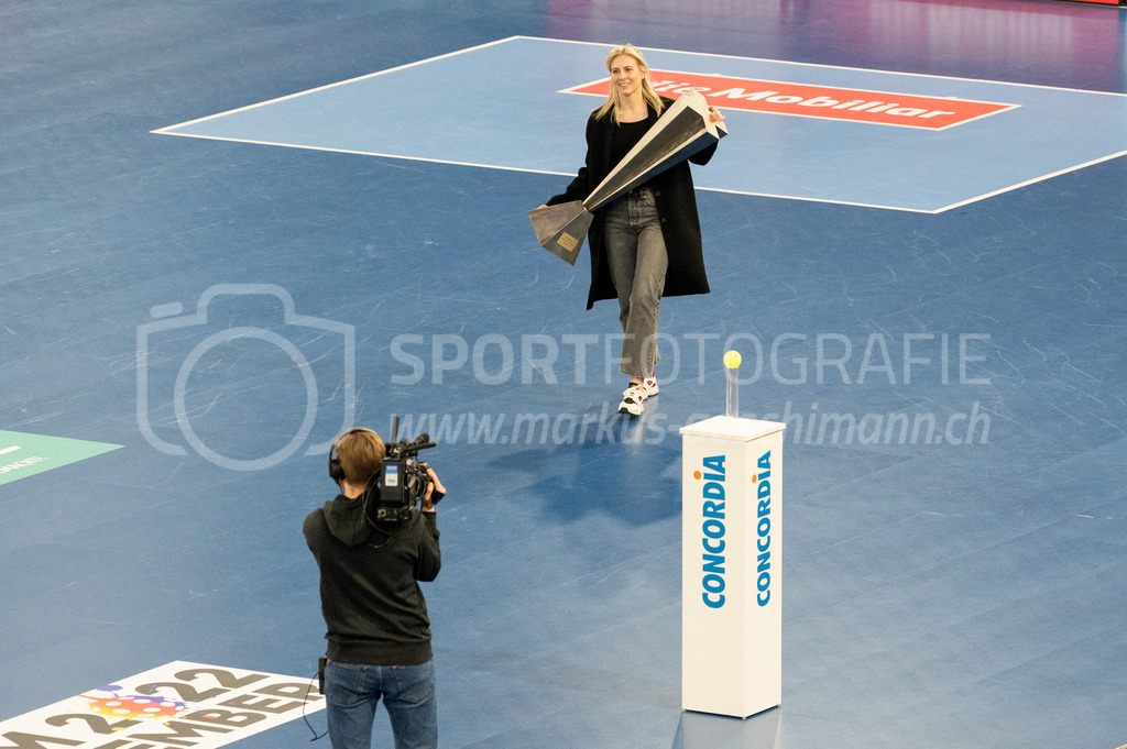 Piranha Chur vs Kloten-Dietlikon Jets - 23. April 2022 | Piranha Chur vs Kloten-Dietlikon Jets
Stimo Arena, Kloten
Michelle Wicki, ehemalige Spieler der Jets, bringt den Pokal in die Halle.
Bild: Sportfotografie Markus Aeschimann | www.markus-aeschimann.ch - Realisiert mit Pictrs.com