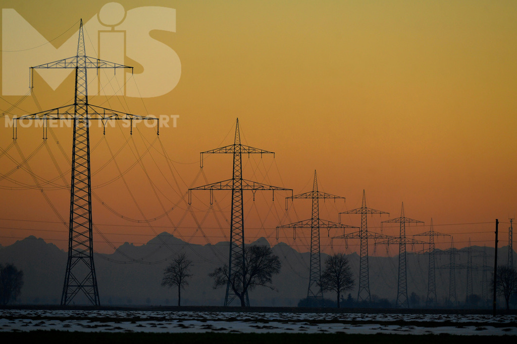 MIS_240319cm003 | 25.02.2022, Hochspannungs-Freileitung bei Schwabmünchen im Abendrot.  Dahinter sieht man die Alpenkette.


 - Realisiert mit Pictrs.com
