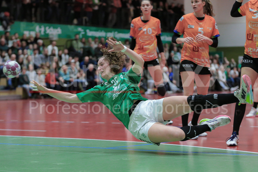 Handball, 2. Bundesliga Frauen, SV Werder Bremen - HCD Gröbenzell | v.li.: Lara Niemann (SV Werder Bremen, 35) beim Wurf, am Ball, Spielszene, Aktion, Action