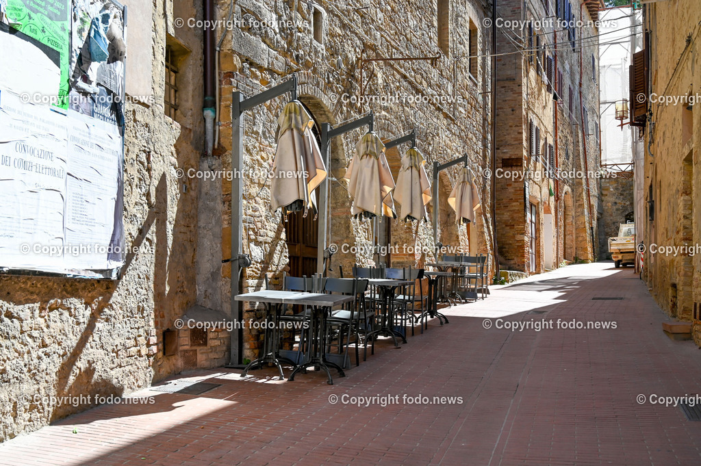 Italien_ Toskana_ San Gimignano_ 31.05.2024-187 | 31.05.2024, Italien, ITA, Toskana, San Gimignano im Bild Stadtansichten Gebäude, Architektur, Touristen, Historisch, Souvenir, Ansichten der berühmten Stadt San Gimignano in der Toskana-Italien - View of the famous town San Gimignano in Tuscany-ItalySan Gimignano ist eine italienische Kleinstadt in der Toskana mit einem mittelalterlichen Stadtkern. San Gimignano wird auch die Stadt der Türme genannt. Die Stadt liegt in der Provinz Siena. Sie gehört neben Florenz, Siena und Pisa zu den von Touristen meist besuchten Zielen in der Toskana.