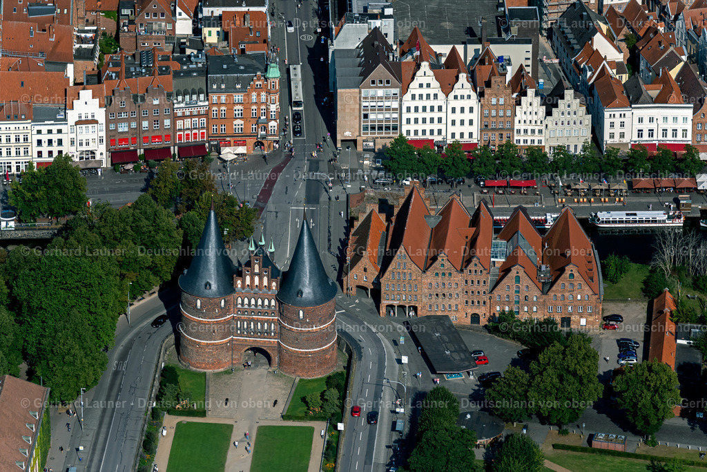 4038319 | Das Holstentor ist ein Stadttor, das die Altstadt der Hansestadt Lübeck nach Westen begrenzt. Es ist das Wahrzeichen der Stadt und wurde 1478 fertiggestellt. Das spätgotische Gebäude gehört zu den Überresten der Lübecker Stadtbefestigung. Das Holstentor ist neben dem Burgtor das einzige erhaltene Stadttor Lübecks