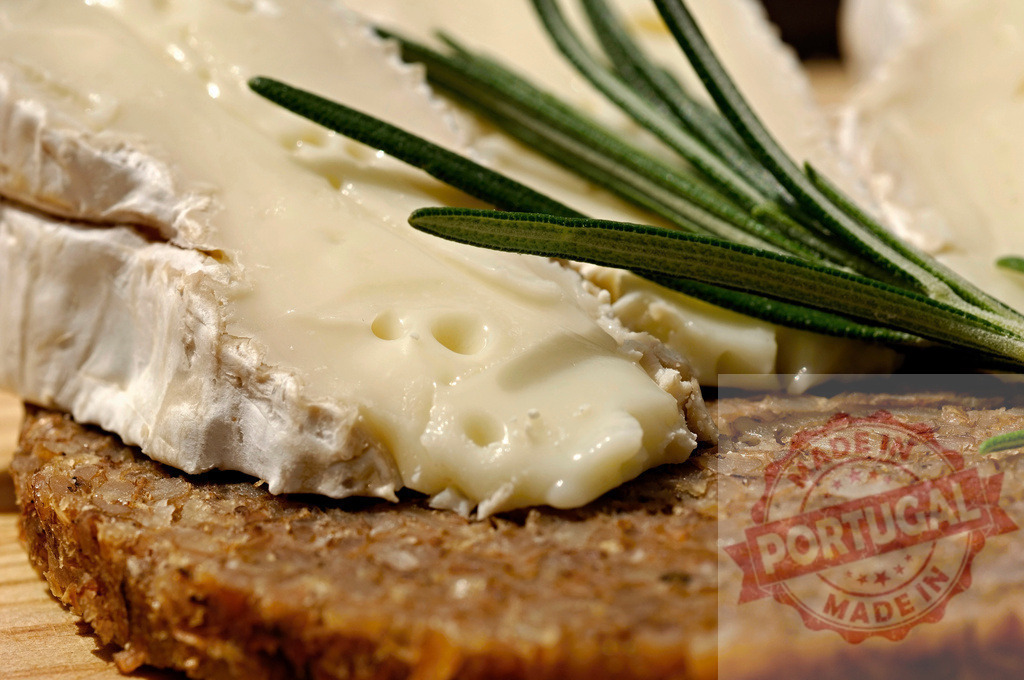 Brie cheese with rosemary on rye bread slice | Creamy brie cheese and fresh rosemary sprigs resting on a slice of rye bread - Realized with Pictrs.com