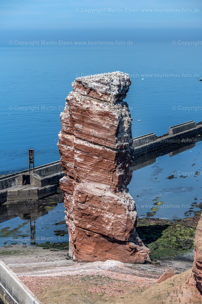 Helgoland Lange Anna_ELS_3349030818 | Helgoland - Aufnahmedatum: 03.08.2018, Aufnahmehöhe:  m, Koordinaten:  - , Bildgröße: 5504 x  8256 Pixel - Copyright 2018 by Martin Elsen, Kontakt: Tel.: +49 157 74581206, E-Mail: info@schoenes-foto.deSchlagwörter:Schleswig-Holstein,Landkreis Pinneberg,Düne,Hochseeinsel,Börteboote,Meer,Küste,Halunder,Oberland,Unterland,Strand,Seehunde,Robben,Lange Anna,Felsen,Roter Felsen,Luftbild,Luftbilder,Bastölpel - Realisiert mit Pictrs.com