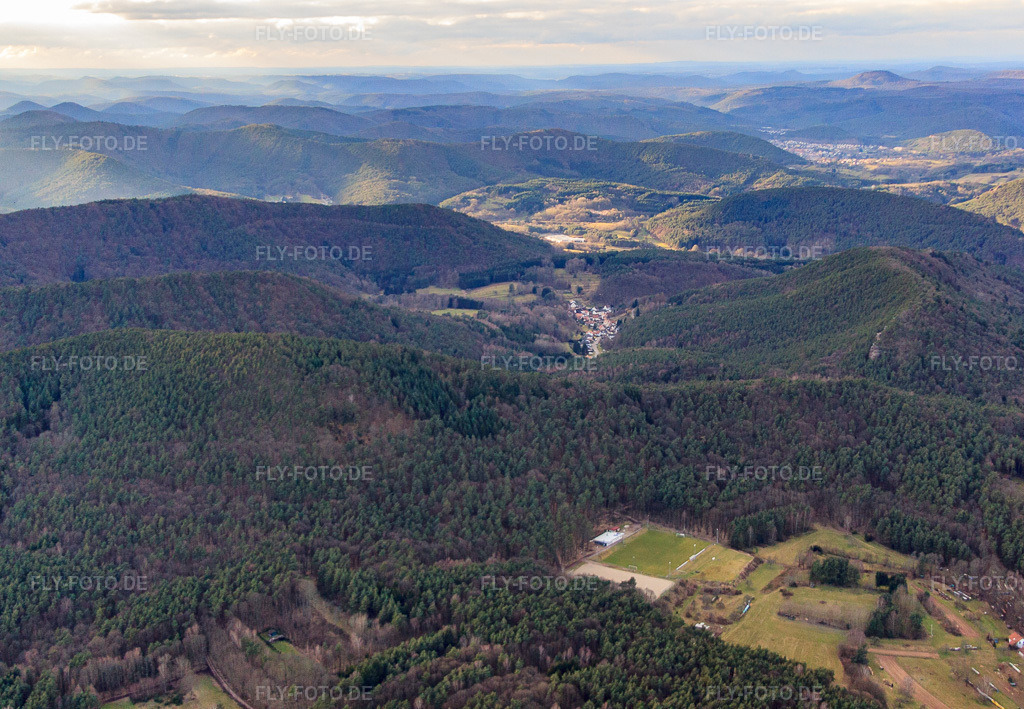 Luftbild: Sportplatz des SV Gossersweiler-Stein am Waldrand im Ortsteil Gossersweiler in Gossersweiler-Stein im Bundesland Rheinland-Pfalz in Deutschland. Foto: IMG_62112.jpg vom 23.02.2014 durch Werner Riehm/FLY-FOTO.de