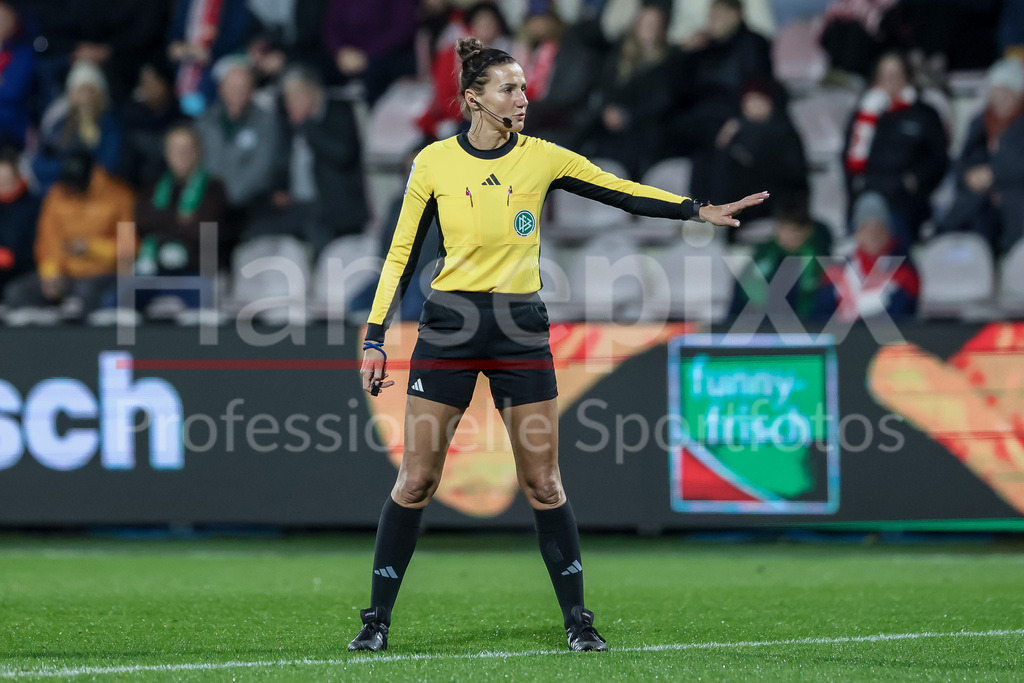 Fussball, Google Pixel Frauen-Bundesliga, 1. FC Köln - SV Werder Bremen | v.li.: Schiedsrichterin Nadine Westerhoff gibt Anweisungen, gestikuliert, mit den Armen gestikulieren, DIE DFB-RICHTLINIEN UNTERSAGEN JEGLICHE NUTZUNG VON FOTOS ALS SEQUENZBILDER UND/ODER VIDEOÄHNLICHE FOTOSTRECKEN. DFB REGULATIONS PROHIBIT ANY USE OF PHOTOGRAPHS AS IMAGE SEQUENCES AND/OR QUASI-VIDEO.