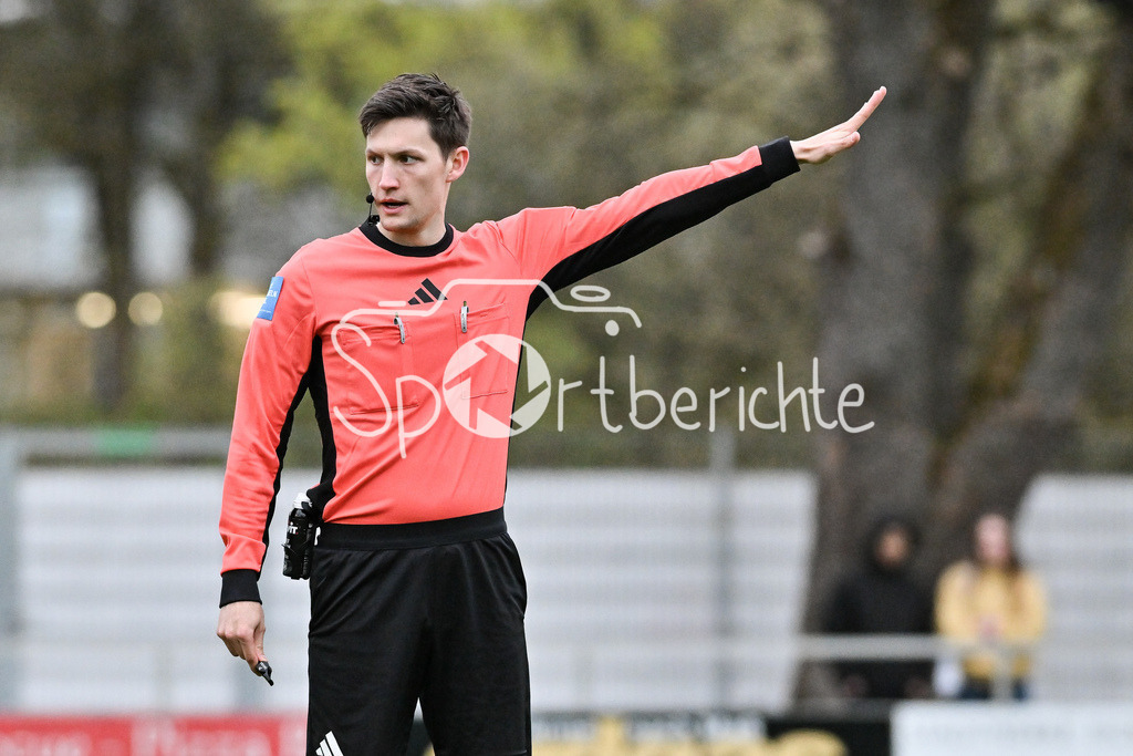 VfB Eichstätt - TSV Schwaben Augsburg | EICHSTÄTT, GERMANY - 14. APRIL: im Bild Referee Johannes WAGNER / Einzelfoto / Freisteller während dem Match zwischen dem VfB Eichstätt und dem TSV Schwaben Augsburg am 19. Spieltag der Regionalliga Bayern im Hirsch Sportpark