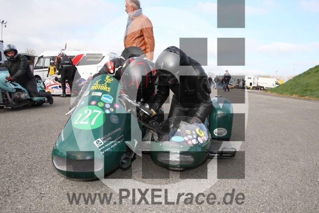 0z27-20250412_02094 | Schöne Erinnerungen an spannende Momente - das festzuhalten ist unser Job. PIXELrace.de ist seit 2003 auf den Rennstrecken Europas unterwegs um die Action draußen beim Fahren und die wunderbare Stimmung imm Fahrerlager für euch einzufangen.
