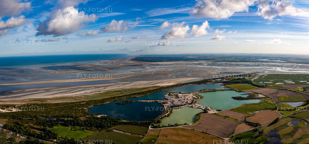 Vue aérienne: Delta et estuaire de la Somme avec étangs d'élevage de poissons à Saint-Valery-sur-Somme en Picardie à Cayeux-sur-Mer dans le département Somme, France. Photo: IMG_70963-Pano.jpg prise le 24/08/2014 par Werner Riehm/FLY-FOTO.eu – Résolution de l'original: 7286 x 3414 px