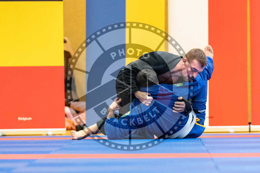 20231118PBB11757 | Fighters compete during the AJP Tour 600 Frankfurt Championship in Frankfurt/Main, Germany, on November 18, 2023.
