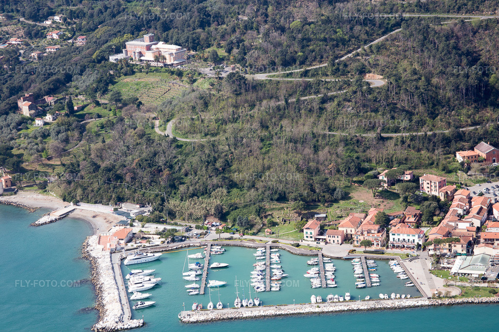 Aerial view: View of the town in Fiumaretta di Ameglia in the state Liguria, Italy. – Photo: IMG_087138.jpg taken on 04/04/2016 by Werner Riehm/FLY-FOTO.com – Resolution of the original: 5472 x 3648 px