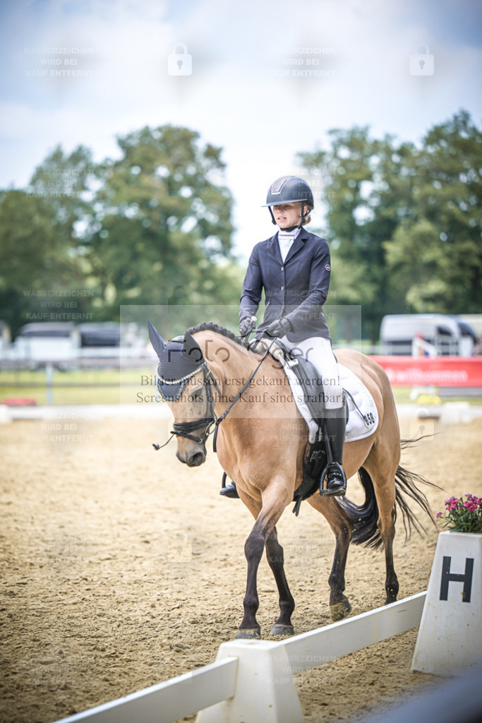 DOS_7455 | Entdecke hochwertige Reitturnierfotos von Foto Oger. Professionell, emotional und authentisch – jetzt Lieblingsmomente im Shop bestellen. - Realisiert mit Pictrs.com