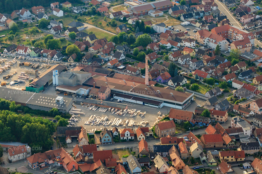 Aerial view: HAASSER Ceramic Factory in Soufflenheim in the state Bas-Rhin, France. – Photo: IMG_30557.jpg taken on 07/09/2010 by Werner Riehm/FLY-FOTO.com – Resolution of the original: 4752 x 3168 px – Haasser - R\xc3\xa9fractaire - Refractories