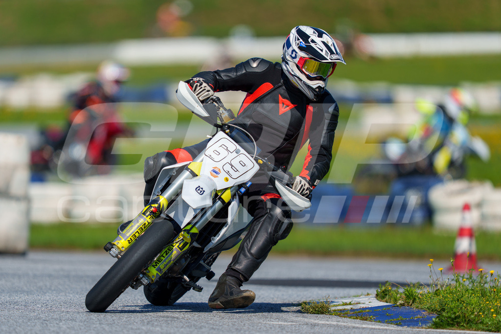 SuperMoto_Staatsmeisterschaft_Greinbach_231 | GRIPcapture steht für authentische Sportfotografie in Österreich – für Momente, die mehr sind als Geschwindigkeit oder Ergebnis. Es geht um Emotion, Spannung, Fokus und den Augenblick, der oft nur einen Wimpernschlag dauert.Ob Motorsport, Teamsport oder 