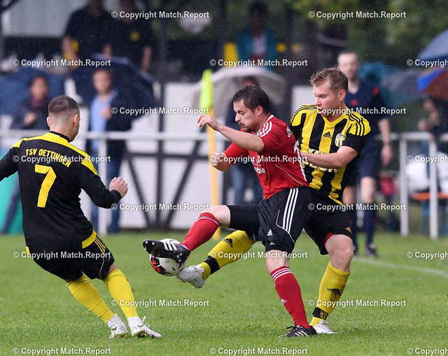 Fussball Eichenbergpokal Turnier in Dettingen 2018  | Fussball Eichenbergpokal Turnier in Dettingen 2018    22.07.2018FinaleTSV Dettingen - SV HirrlingenMichael Quastoff (re, TSV) gegen Zlatko Miskovic (Mitte, SV H) und Giuseppe Nigro (li, TSV) FOTO: Pressefoto ULMER/Markus UlmerxxNOxMODELxRELEASExx