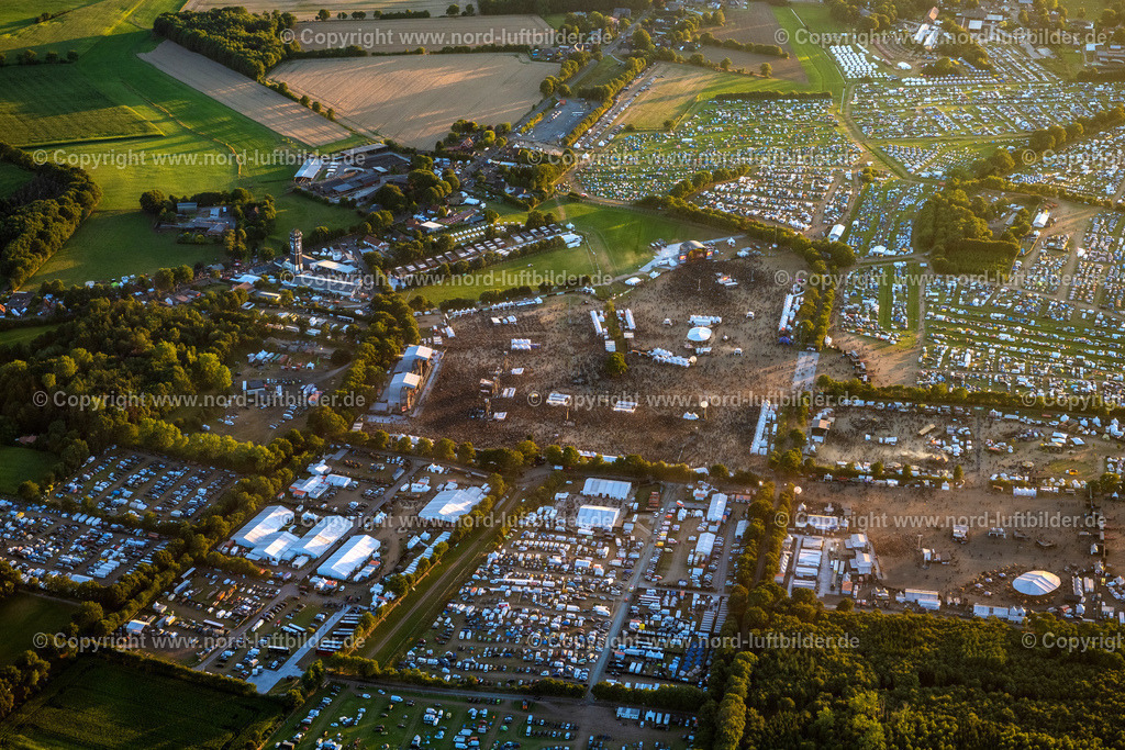 Wacken_Musik_Festival_ELS_6210060822 | WACKEN 06.08.2022 Besucher des Wacken Musik- Festivals auf dem Veranstaltungs- Konzertgelände an der Norderstraße in Wacken im Bundesland Schleswig-Holstein, Deutschland. Weiterführende Informationen bei: CTS EVENTIM AG & Co. KGaA,  ICS Festival Service GmbH,  SH Promotion GmbH&amp;Co.KG. // Participants in the Wacken music festival on the event concert area on street Norderstrasse in Wacken in the state Schleswig-Holstein, Germany. Further information at: CTS EVENTIM AG & Co. KGaA,  ICS Festival Service GmbH,  SH Promotion GmbH&amp;Co.KG. Foto: Martin Elsen