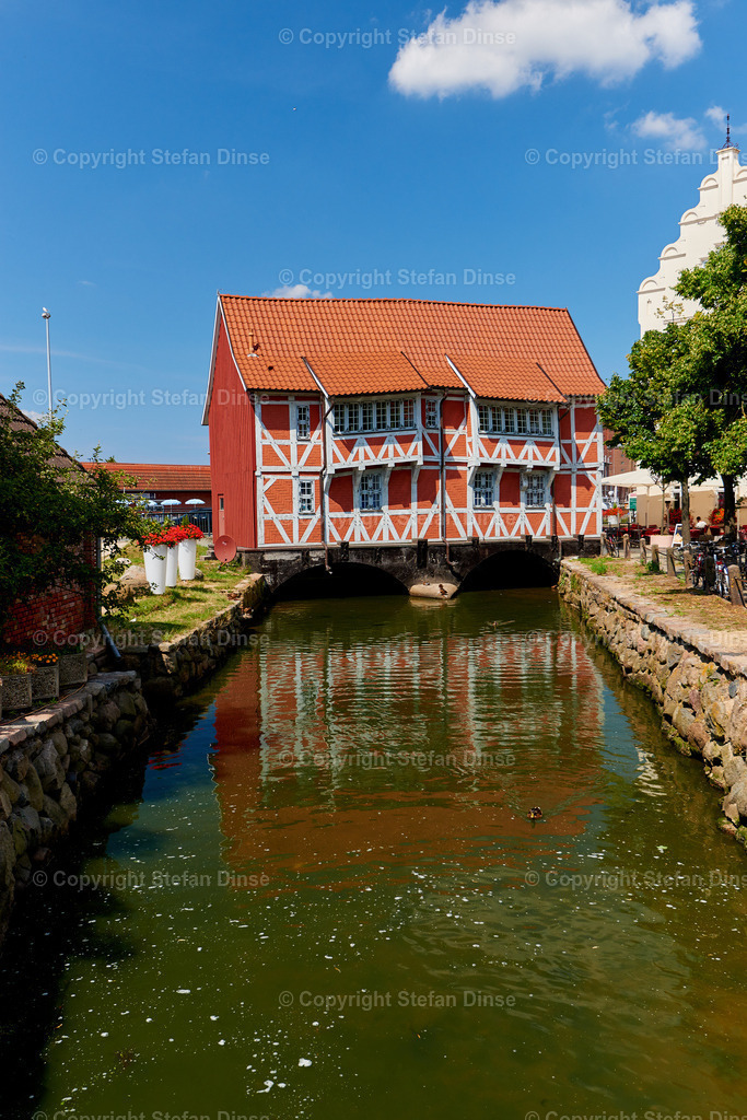 _DSC2933 | Findlinge im Eis, Zeesenboote bei der Traditionsregatta, eine Seebrücke im Sonnenaufgang - mit den Bildern aus dieser Galerie erhalten Sie wunderschöne Aufnahmen über das ganze Jahr. Ein tolles Produkt zum Verschenken, Werben oder zum Träumen vom nächsten - Realisiert mit Pictrs.com