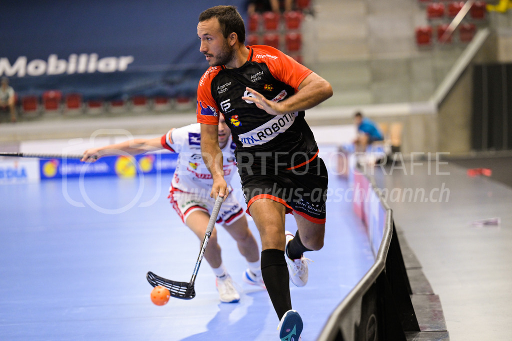HC Rychenberg vs. Floorball Köniz - 28. August 2022 | HC Rychenberg vs. Floorball Köniz
AXA Arena, Winterthur
Sämi Gutknecht (#6 HC Rychenberg) sticht durch.
Bild: Sportfotografie Markus Aeschimann | www.markus-aeschimann.ch - Realisiert mit Pictrs.com