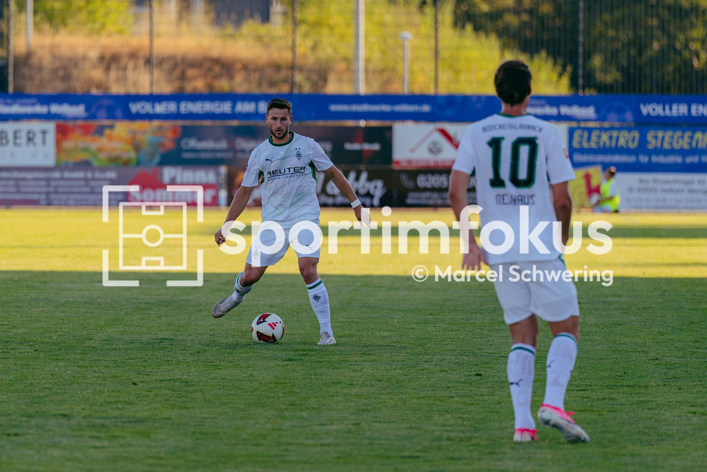 SSVg Velbert 02 – Borussia Mönchengladbach | Enzo Leopold (Borussia Mönchengladbach) beim Pass. Testspiel zwischen der SSVg Velbert 02 und Borussia Mönchengladbach in Velbert, 12.08.2026. Endstand: 0:8. sportimfokus / Marcel Schwering - Realisiert mit Pictrs.com