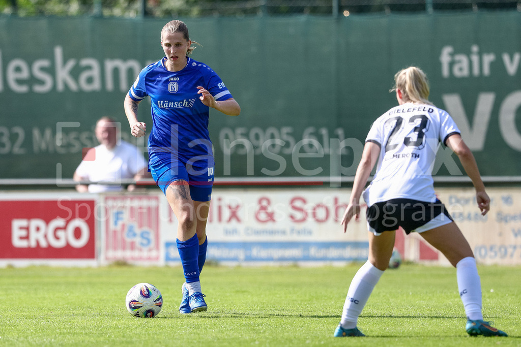 Fussball, Testspiel Frauen, SV Meppen - DSC Arminia Bielefeld | Lara Hohm (SV Meppen, 16) am Ball, Einzelbild, Ganzkörper, Aktion, Action, Spielszene