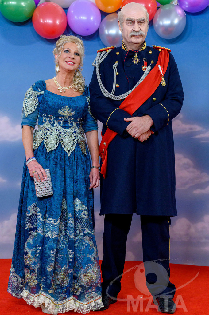 _DWA1646 | Ministerpräsident Markus Söder als Otto von Bismarck mit Frau Karin Baumüller-Söder bei der TV-Sendung Fastnacht in Franken 2024. Veitshöchheim, 02.02.2024 Bayern Deutschland - Realisiert mit Pictrs.com