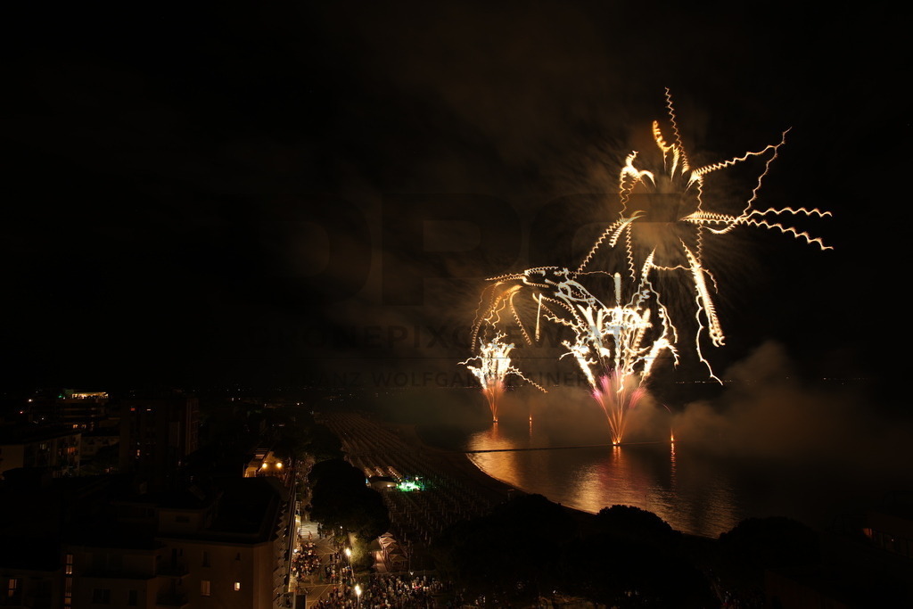 Ferragosto Fireworks in Grado, Italy | GRADO, ITALY, 15.AUG.26 - FIREWORKS - Ferragosto fireworks over the Adriatic Sea in Grado, Italy. Colorful fireworks light up the night sky above the beach, coastline and waterfront during the traditional summer celebration. - Realisiert mit Pictrs.com