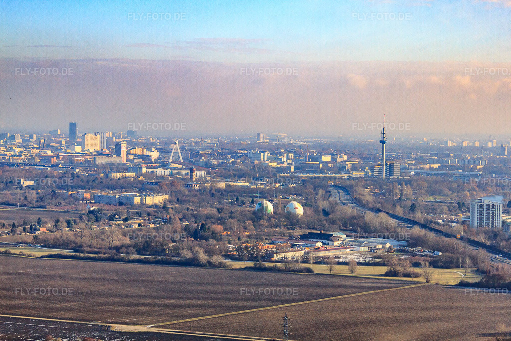 Luftbild: A650 (B37) mit Zwei kugelförmigen Gasspeicher und Fernmeldeturm aus Westen im Ortsteil West in Ludwigshafen im Bundesland Rheinland-Pfalz in Deutschland. Foto: IMG_54938.jpg vom 12.12.2012 durch Werner Riehm/FLY-FOTO.deAuflösung des Originals: 4752 x 3168 px