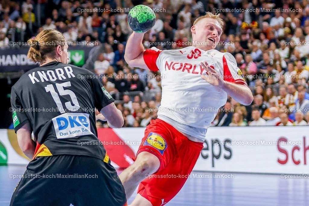xKWIx17052601065 | 17.05.2026, xkwix, Handball, Länderspiel, Deutschland - Dänemark , Lanxess-Arena in Köln: Emil Bergholt (Denmark #33) beim Torwurf und zweikampf gegen  Juri Knorr (Germany #15) Photo: xKamilxWilkowskixPressefotoKochx