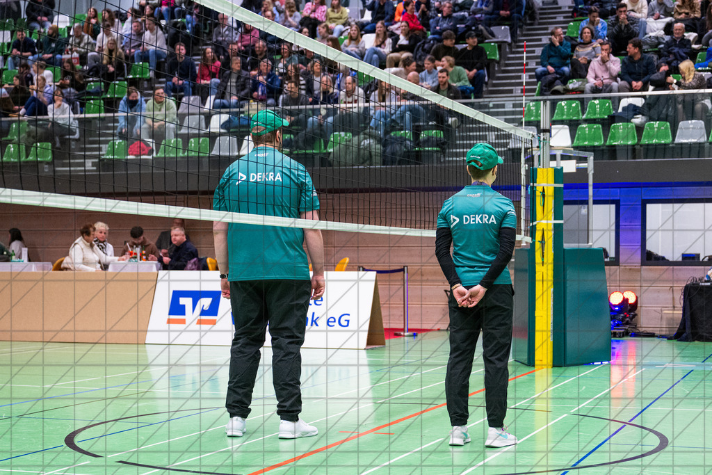 2. VBLF Nord 25/26 | Spiel 4065 | VC Osnabrück vs. TUSA City Girls Düsseldorf | Schiedsrichter bei der Begrüßung. //  10.01.26: 2. VBLF Nord 25/26 | Spiel 4065 | VC Osnabrück vs. TUSA City Girls Düsseldorf / Osnabrück / Deutschland  //   CREDIT:www.bullenfotos.de, Martin König, Hörner Weg 40, D-49078 Osnabrück, +4917663732967 // Nutzung und Weitergabe nur zu den vereinbarten Zwecken. Presseanfragen an Ersteller. Alle Rechte beim Ersteller. Honorierung nach MFM. - Realisiert mit Pictrs.com