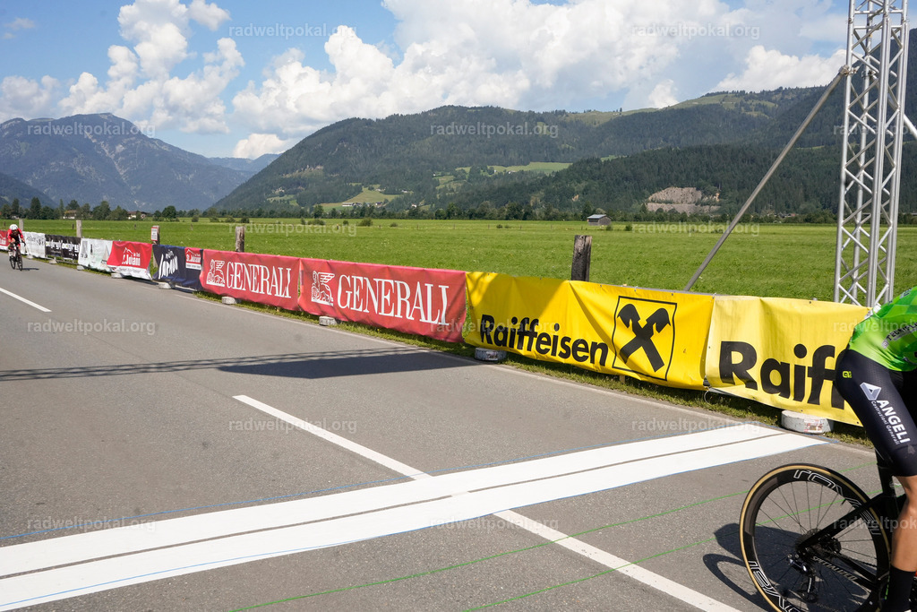 868_20230817_Bewerb_Maenner_Muehlanger | AUT - OESTERREICH, 2023-08-16: SPORT RENNRAD-FAHREN - 55. INTERNATIONALER RADWELTPOKAL IN ST. JOHANN IN TIROL  - Vintage-Radrennen mit WM-Bronze-Medaillen-Siegerin Christina Schweinberger, den Teilnehmer und Alexander Baumann (vom Orginastions-Team) - TAG 2 BEWERB MAENNER IN SECHS GRUPPEN  ; Foto: Roland Muehlanger
