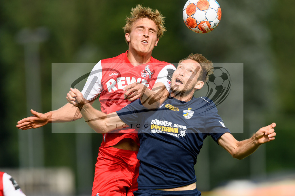 JENKOE20210808_041 | Fussball, Herren: Timo Huebers (1. FC Koeln) und Rene Lange (FC Carl Zeiss Jena) im Zweikampf beim Spiel der 1. Runde im DFB-Pokal zwischen FC Carl Zeiss Jena und 1. FC Koeln im Ernst-Abbe-Sportfeld am 08.08.2021 in Jena, Deutschland.DFB / DFL REGULATIONS PROHIBIT ANY USE OF PHOTOGRAPHS AS IMAGE SEQUENCES AND/OR QUASI-VIDEO. - Realisiert mit Pictrs.com