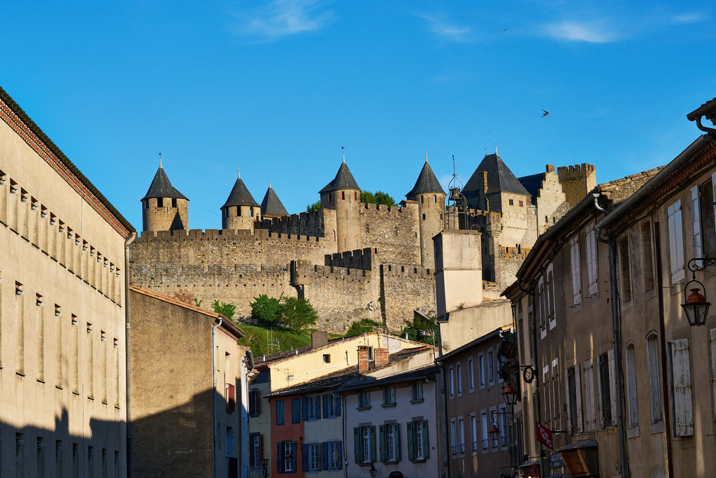 Blick auf die Cité von Carcassonne | Carcassonne, Frankreich - May 09, 2024: Blick auf die Cité von Carcassonne mit blauem Himmel. - Realisiert mit Pictrs.com