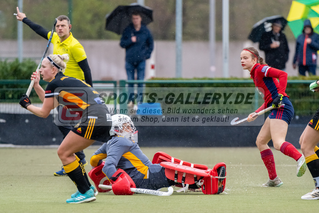 HK_20230401_106653 | 1. Bundesliga Damen Düsseldorfer HC - Harvestehuder THC  am 1.4.2023 DHC Düsseldorf, Düsseldorf , Krüger Rosa Torfrau ( Harvestehuder THC #32 ) , Friederike Heusgen ( Düsseldorfer HC #8 )