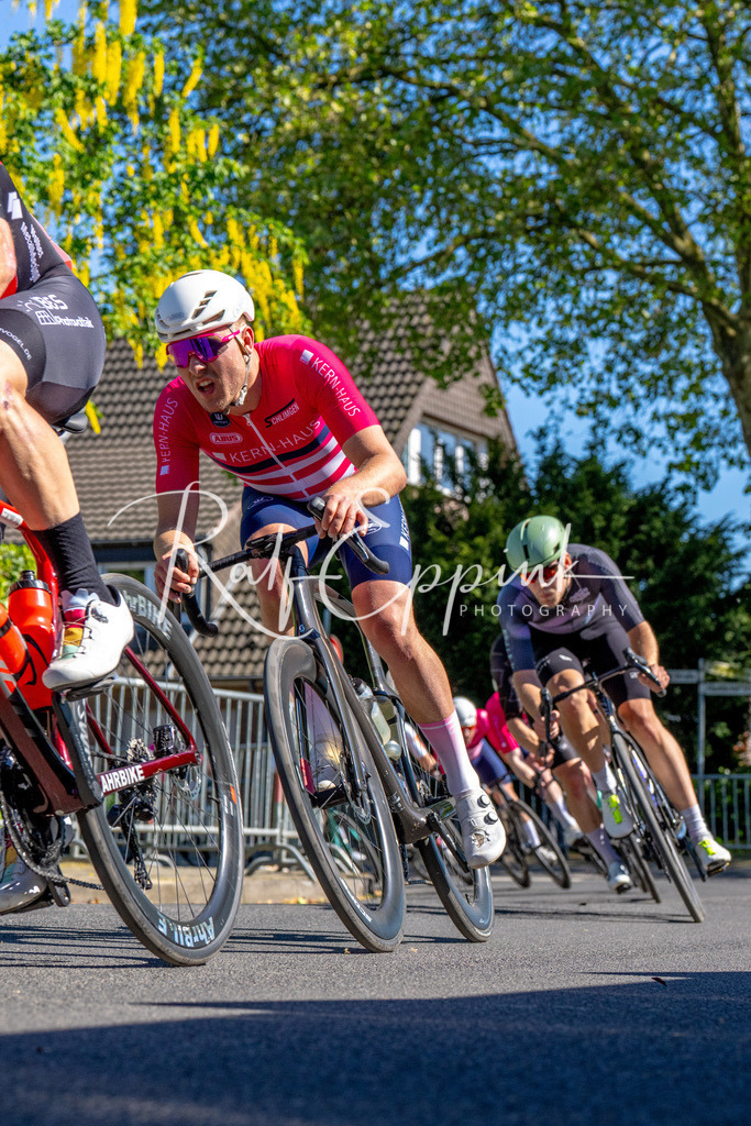 Spurt in den Mai 2026 - Großer Preis der Sparkasse Neuss | Annual one-day road cycling race "Großer Preis der Sparkasse Neuss" held in Büttgen, Germany, organized by VfR Büttgen 1912 e.V. The event features multiple races across all age categories from U11 youth to Elite men. - Realisiert mit Pictrs.com