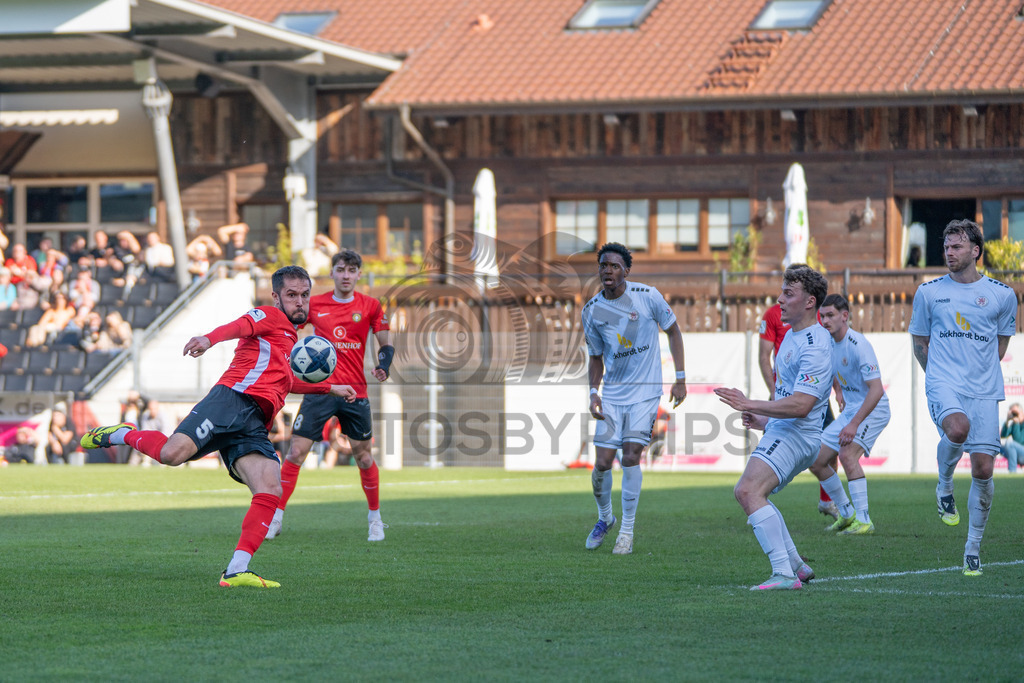 SG Sonnenhof Großaspach vs. KSV Hessen Kassel, Fussball, Regionalliga Südwest, 23. Spieltag, Saison 2025/2026, 07.03.2026 | Volkan Celiktas (SG Sonnenhof Großaspach, #05) mit dem Schuss,SG Sonnenhof Großaspach vs. KSV Hessen Kassel, Fussball, Regionalliga Südwest, 23. Spieltag, Saison 2025/2026, 07.03.2026Foto: photosbyphips/Philip Ziegler