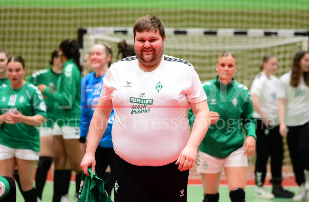Handball, 2. Bundesliga Frauen, SV Werder Bremen - VfL Waiblingen | v.li.: Timm Dietrich (Trainer, Cheftrainer, SV Werder Bremen) Portrait, Nahaufnahme, Einzelfoto, Einzelbild