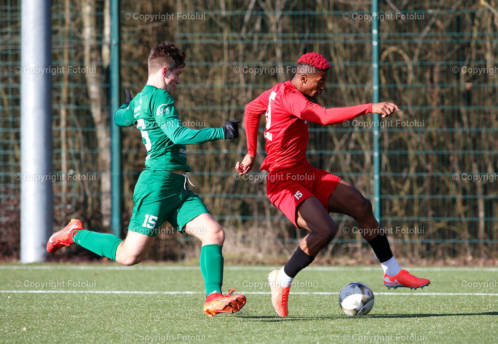 A_LUI_01022025_00005 | SPORT FUSSBALL TESTSPIEL ASKOE OEDT -SV HAIDLMAIR GRUEN WEISS MICHELDORF 01.02.2025 IM BILD : JONATHAN ALEKWU  (OEDT) UND  DANIEL HOELLINGER (MICHELDORF) FOTO:FOTOLUI