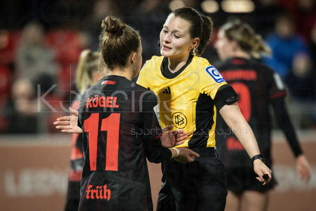 Frauen Fußball-Bundesliga; Bayer 04 Leverkusen - 1. FC Köln, 13.02.2026 | Kristin Kögel (Bayer 04 Leverkusen, 11) und Schiedsrichterin Selina Menzel (Stutensee) diskutieren und gestikulieren; Bayer 04 Leverkusen - 1. FC Köln an Spieltag 18 der Google Pixel Frauen-Bundesliga am 13.02.2026 im Ulrich-Haberland-Stadion in Leverkusen (Nordrhein-Westfalen). DFL REGULATIONS PROHIBIT ANY USE OF PHOTOGRAPHS AS IMAGE SEQUENCES AND/OR QUASI-VIDEO.