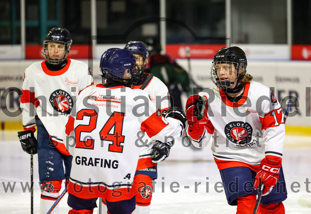 2022-12-04_014_TSV_Erding_gegen_EHC_Klostersee | Erding, Deutschland, 04.12.2022:
Eishockey, Bayernliga U17 2022 / 2023, 11. Spieltag, TSV Erding gegen EHC Klostersee, Endergebnis: 3:5

Jan Markmann (EHC Klostersee, #24), Melvyn Hermann (EHC Klostersee, #17)

Foto: Christian Riedel / fotografie-riedel.net