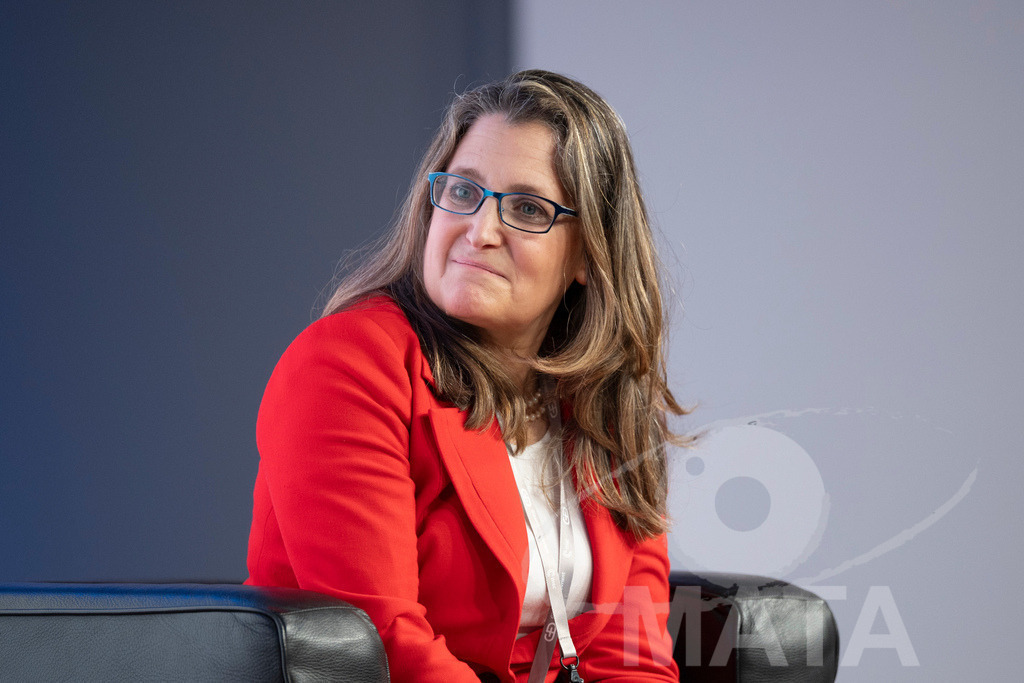 _DWA3266 | Die MSC Security and Literature Series der Münchner Sicherheitskonferenz wird von der ZEIT mitveranstaltet und vom Literaturhaus München unterstützt. Am Donnerstag, 12. Februar (19-20 Uhr), spricht Autor Serhiy Zhadan aus Charkiw mit Chrystia Freeland, Sonderbeauftragte für den Wiederaufbau der Ukraine und ehemalige stellvertretende Premierministerin Kanadas, über die Zukunft der Ukraine - Realisiert mit Pictrs.com