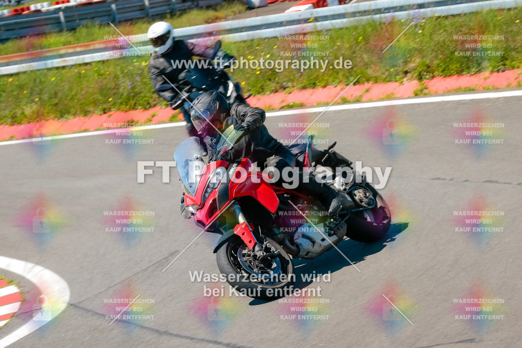 Moto-TeamOBK-22148 | Hier findet Ihr Bilder von Touristenfahrten auf der Nürburgring Nordschleife oder von anderen Veranstaltungen die ich besucht habe. Viel Spass beim Durch Schauen 