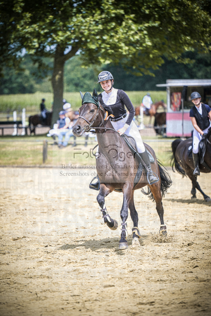 DOS_3206 | Entdecke hochwertige Reitturnierfotos von Foto Oger. Professionell, emotional und authentisch – jetzt Lieblingsmomente im Shop bestellen.Deutschlandweite Turnierfotografie. - Realisiert mit Pictrs.com