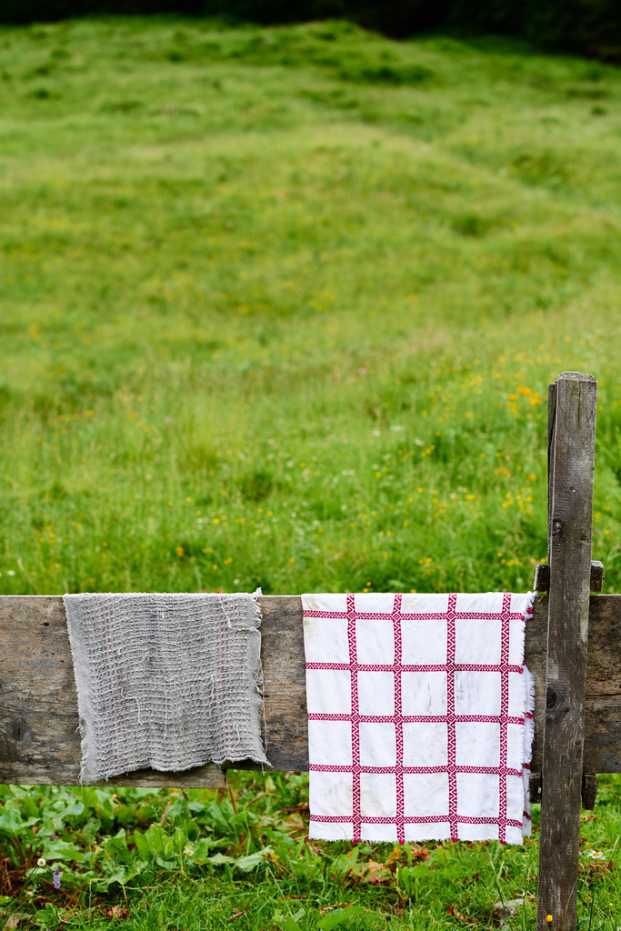 Tuecher zum trocknen auf Holzazun | Gnanitz, Austria - June 27, 2017: Tuecher zum trocknen auf Holzazun. - Realisiert mit Pictrs.com