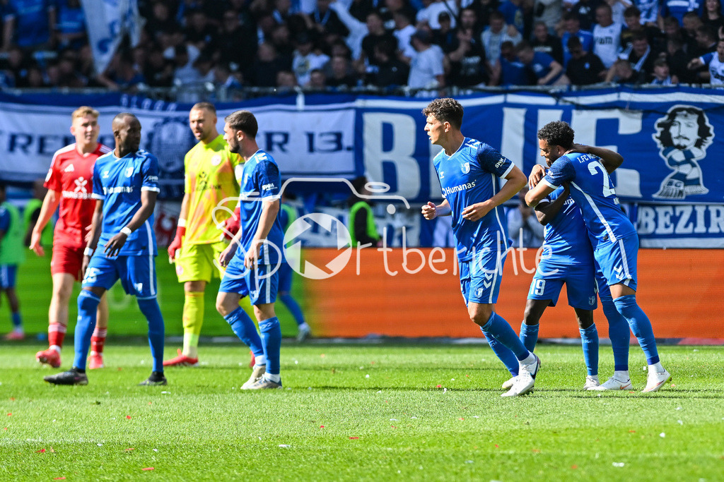 1. FC Magdeburg - Fortuna Düsseldorf | Jubel der Magdeburger nach dem Treffer zum 2-1 durch Xavier AMAECHI (1. FC Magdeburg 20) / Tor / Torschuetze / Freude / Happy / 2. Bundesliga: 1. FC Magdeburg - Fortuna Duesseldorf, Avnet-Arena am 18.05.2025 / DFL REGULATIONS PROHIBIT ANY USE OF PHOTOGRAPHS AS IMAGE SEQUENCES AND/OR QUASI-VIDEO