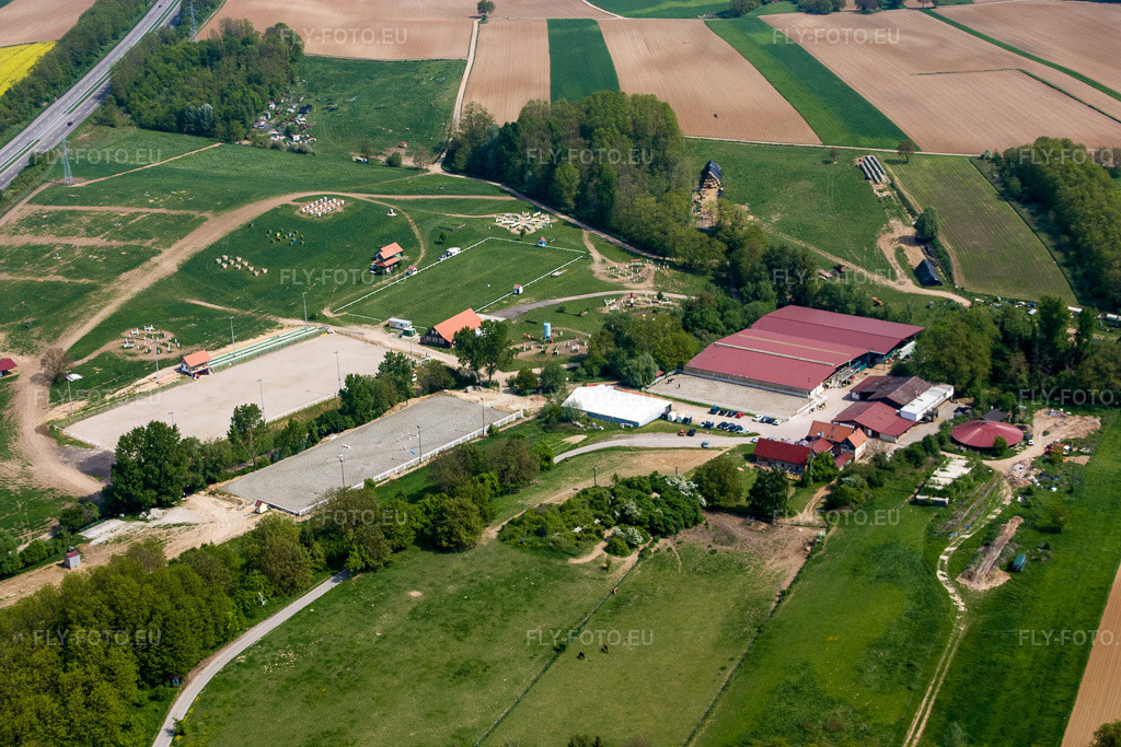 Vue aérienne: Haras de la Née à Neewiller-près-Lauterbourg dans le département Bas Rhin, France – .Photo: IMG_18140.jpg prise le 03/05/2009 par Werner Riehm/FLY-FOTO.eu – Résolution de l'original: 4272 x 2848 px