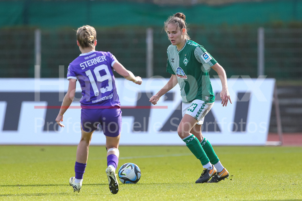 Fussball, Google Pixel Frauen-Bundesliga, SV Werder Bremen - SGS Essen | v.li.: Hanna Nemeth (SV Werder Bremen, 23) am Ball, Einzelbild, Ganzkörper, Aktion, Action, Spielszene, DIE DFB-RICHTLINIEN UNTERSAGEN JEGLICHE NUTZUNG VON FOTOS ALS SEQUENZBILDER UND/ODER VIDEOÄHNLICHE FOTOSTRECKEN. DFB REGULATIONS PROHIBIT ANY USE OF PHOTOGRAPHS AS IMAGE SEQUENCES AND/OR QUASI-VIDEO.