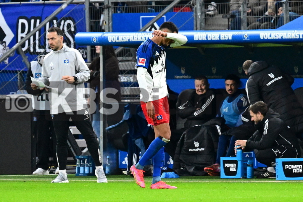KBS Picture_HSV-Stuttgart_015 | Glatzel Robert (HSV) muss verletzt den Platz verlassen ,Sportplatz :  Volksparkstadion, - Realisiert mit Pictrs.com