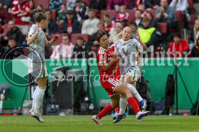 14.05.2026, GER, Fussball, Frauen, DFB-Pokal, Finale, Saison 2025/2026, VfL Wolfsburg - FC Bayern München | Momoko Tanikawa (Bayern) und Thea Bjelde (Wolfsburg) im Kampf um den Ball