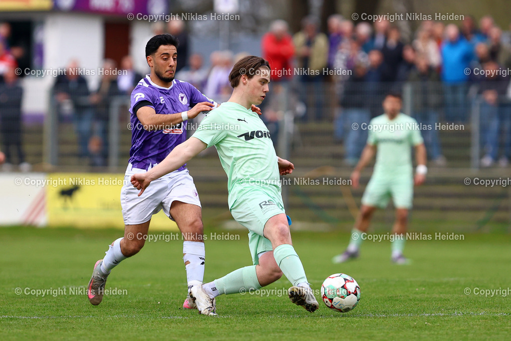 NH_VfRNeumuenster_PSVNeumuenster_FlensOberliga_15042026 | #22 Berk Akcicek (VfR Neumünster), #8 Tim Jansa (PSV Union Neumünster)Fußball I Herren I Flens Oberliga I Saison 2025-2026  I 19. Spieltag I VfR Neumünster - PSV Union Neumünster I 15.04.2026 I VfR Stadion HSP (Grümmi Arena)