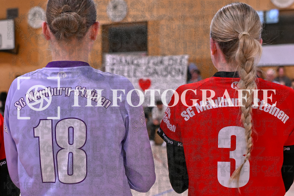 GER, SG Maulburg/Steinen - HB Kinzigtal, Handball, Suedbadenliga, 22. Spieltag, Saison 2023/2024, 27.04.2024 | Zoe Zscherper (SG Maulburg/Steinen, #18) und Leonie Kiefer (SG Maulburg/Steinen, #03) schauen Richtung Zuschauer und dem gezeigten Banner.

GER, SG Maulburg/Steinen - HB Kinzigtal, Handball, Suedbadenliga, 22. Spieltag, Saison 2023/2024, 27.04.2024

Foto: TH Fotografie/Thomas Hess